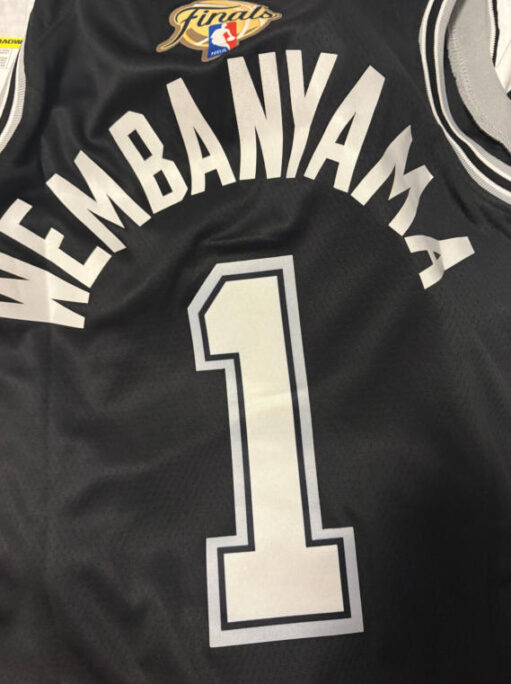 Click to view full screen Camiseta Victor Wembanyama Baloncesto #1 San Antonio Spurs 2026 Negro Finales Edition photo review