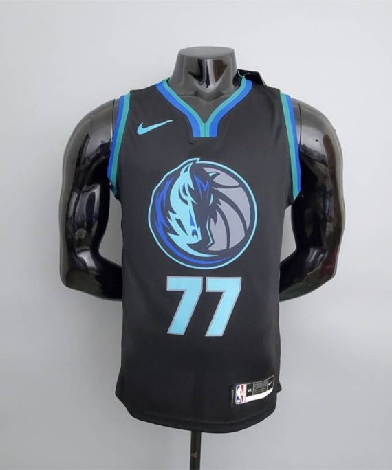 Camiseta Luka Dončić #77 Dallas Mavericks Big Bull Head Negro